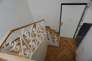 Appartamento Illy : лестница с деревянным покрытием