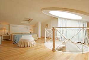 Villa Luminor : спальня с двуспальной кроватью