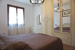Villa Altea : спальня с двуспальной кроватью
