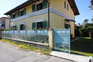Villa Altea : semi detached villa to rent  Marina di Pietrasanta