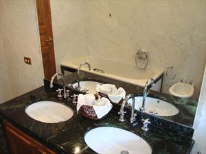Villa Lana : Ванная комната с ванной