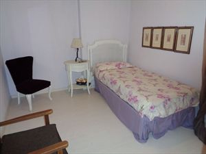 Villa  il Sogno  del mare                                : спальня с односпальной кроватью