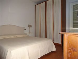 Appartamenti centro storico Forte dei Marmi  : спальня с двумя кроватями