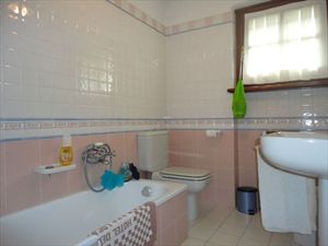 Villa Sandra : Ванная комната с ванной