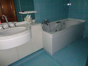 Villa Sassicaia : Bathroom with tube