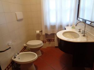 Villa Sassicaia : Bathroom with shower