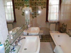 Villa Claudia : Bathroom with tube