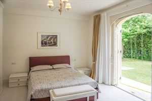 Villa Afrodite : спальня с двуспальной кроватью