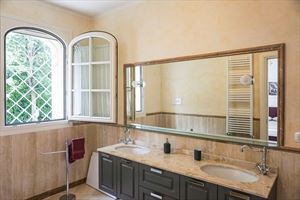 Villa Afrodite : Bathroom with tube