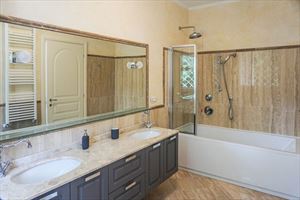 Villa Afrodite : Ванная комната с ванной