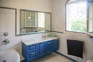 Villa Afrodite : Bathroom with tube