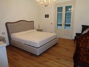 Villa Romanica  : спальня с двуспальной кроватью