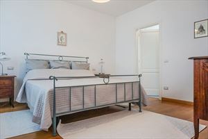 Villa  Allegra : спальня с двуспальной кроватью