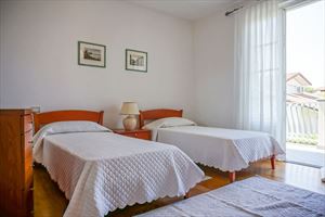 Villa  Allegra : спальня с двумя кроватями