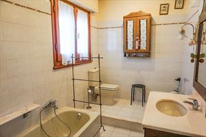 Bifamiliare Chandelle : Ванная комната с ванной