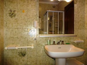 Villa Ciliegia : Ванная комната с душем