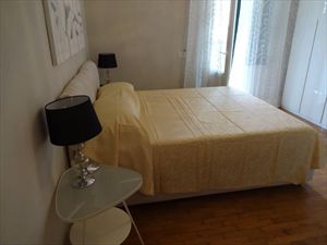 Villa Marinella : спальня с двуспальной кроватью
