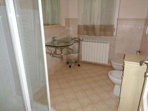 Appartamento Giardino : Ванная комната с душем