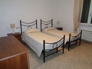 Appartamento Giardino : спальня с двумя кроватями