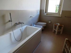 Appartamento Duetto Bis : Bathroom with tube