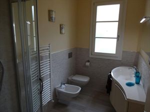 Villa Nuova   : Bathroom with shower