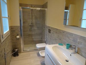 Villa Nuova   : Bathroom with shower