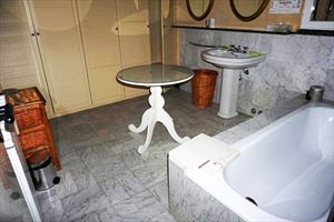 Villina Frontemare : Ванная комната с ванной