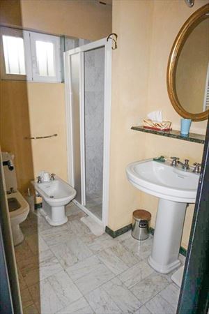 Villina Frontemare : Ванная комната с душем