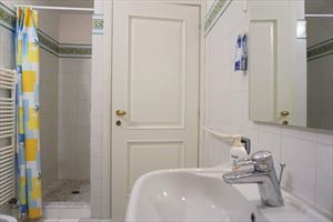 Villa Fiumetto : Bathroom with shower
