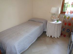 Villa  Sole Verde  : спальня с односпальной кроватью
