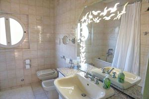 Villa Helene : Bathroom with tube