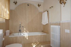 Villa Divina : Bathroom with tube