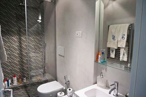 Appartamento Midho : Ванная комната с душем