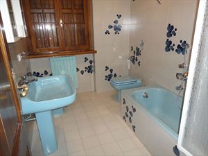 Villa degli Olivi : Bathroom with tube