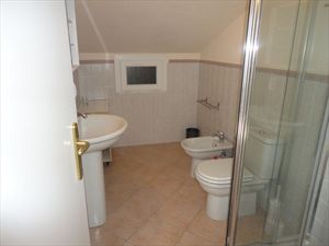 Mansarda Azzurra : Bathroom with shower