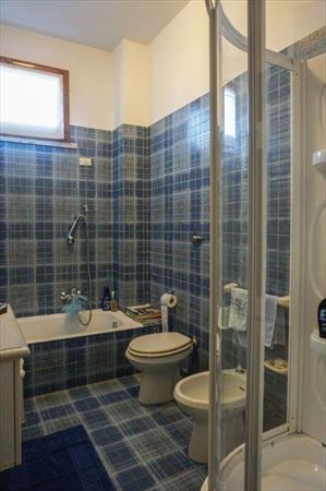 Villa Berenice : Bathroom with tube