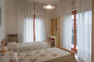 Villa Teresa : спальня с двумя кроватями