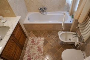Villa Duchessa : Bathroom with tube