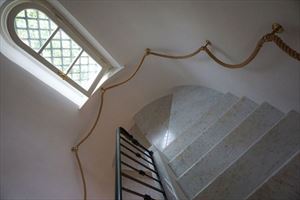 Villa Duchessa : мраморная лестница 