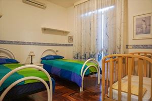 Villa Lionella : спальня с двумя кроватями