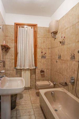 Villa Lionella : Ванная комната с ванной
