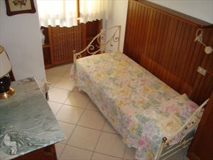 Villa Fiore Rosso   : спальня с односпальной кроватью