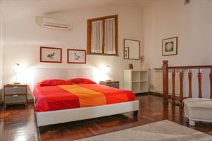 Villa Lionella : спальня с двуспальной кроватью