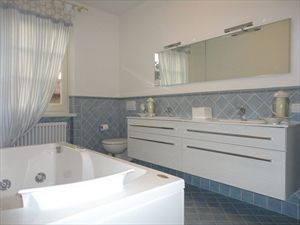 Villa Edera : Bathroom with tube