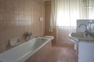 Villa Annabella : Ванная комната с ванной