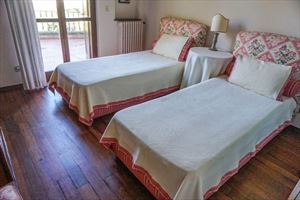 Villa Cristina : спальня с двумя кроватями
