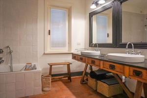 Villa di Fascino : Bathroom with tube