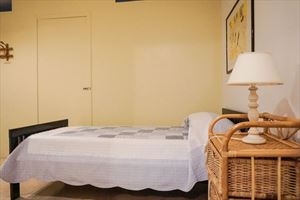 Villa Begonia : спальня с двуспальной кроватью