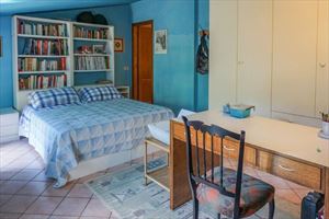 Villa Pietra Serena : спальня с двуспальной кроватью