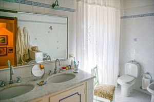 Villa Pietra Serena : Ванная комната с ванной